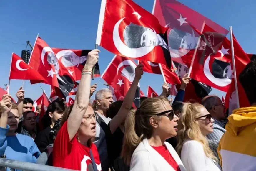 CHP Lideri Özel, Maltepe Mitinginde İmamoğlu İçin Özgürlük ve Erken Seçim Talebiyle İmza Kampanyası Başlatılacağını Açıkladı