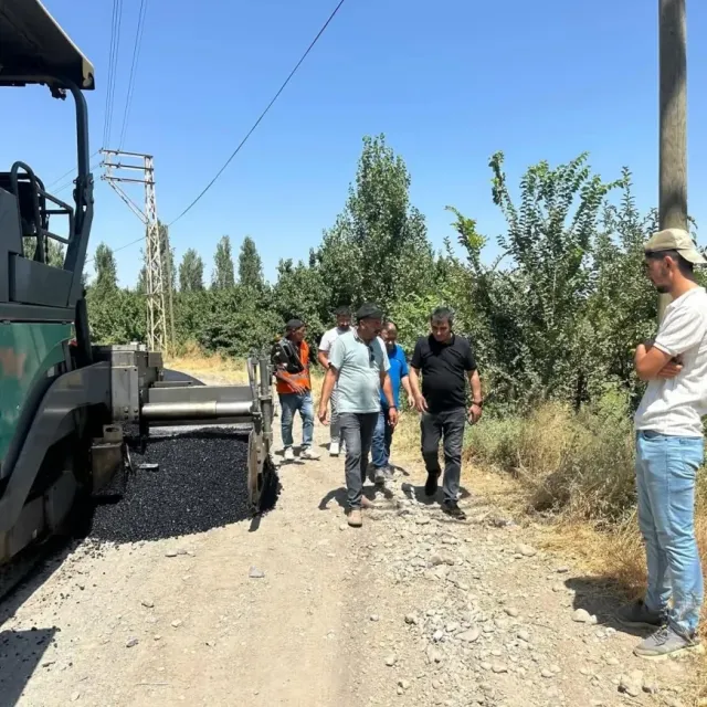 Hoşhaber’de Yol Seferberliği: 2,5 Kilometrelik Asfalt Çalışması Başladı