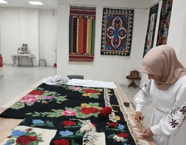 AK Parti İl Başkanı Ayaz'dan Kilim Atölyesine Anlamlı Ziyaret