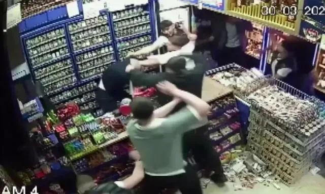 Sakarya'da Tekel Bayii Önünde Başlayan Tartışma Kanlı Bitti: Emekli Polis Memuru ve İşletme Sahibi Ağır Yaralandı, Çoğu Çocuk 15 Kişi Gözaltında