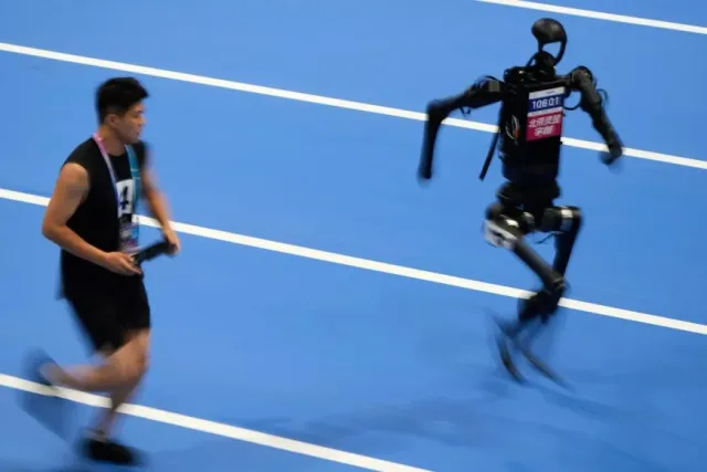 Pekin'de Tarih Yazılıyor: Geleceğin Atletleri Dünya İnsansı Robot Oyunları'nda Sahne Aldı