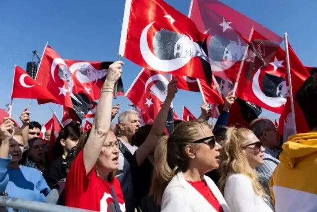 CHP Lideri Özel, Maltepe Mitinginde İmamoğlu İçin Özgürlük ve Erken Seçim Talebiyle İmza Kampanyası Başlatılacağını Açıkladı
