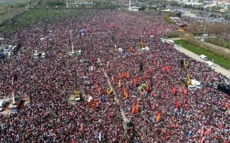 CHP Lideri Özel, Maltepe Mitinginde İmamoğlu İçin Özgürlük ve Erken Seçim Talebiyle İmza Kampanyası Başlatılacağını Açıkladı