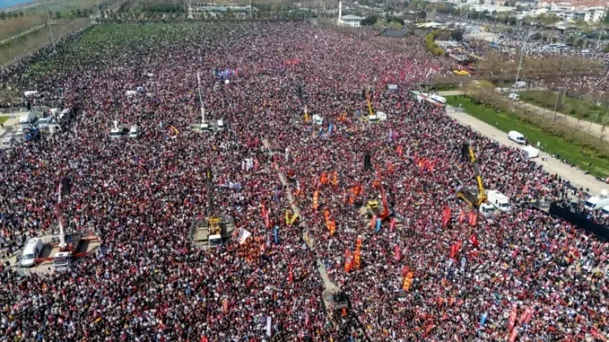 CHP Lideri Özel, Maltepe Mitinginde İmamoğlu İçin Özgürlük ve Erken Seçim Talebiyle İmza Kampanyası Başlatılacağını Açıkladı