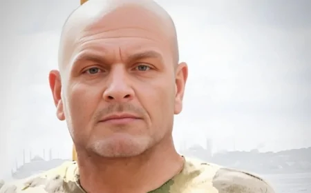 Kim öldü, biliyor musunuz? Ölen sadece insanlar değil... Ölen mertlikti!  “Susarsan, zalim kazanır. Konuşursan, mertlik yeniden doğar.” – Tahir Kavri