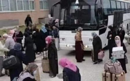 Baba kızını yurda bırakıyor, Kız mutlu yurda giriyor