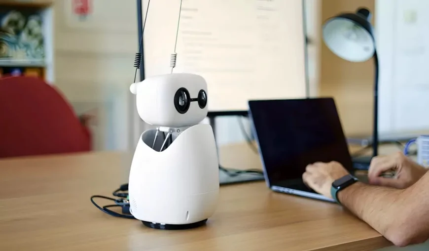 Hugging Face'den Robotik Dünyasını Sarsan Adım: Sadece 299 Dolara Açık Kaynaklı Masaüstü Robotu Reachy Mini
