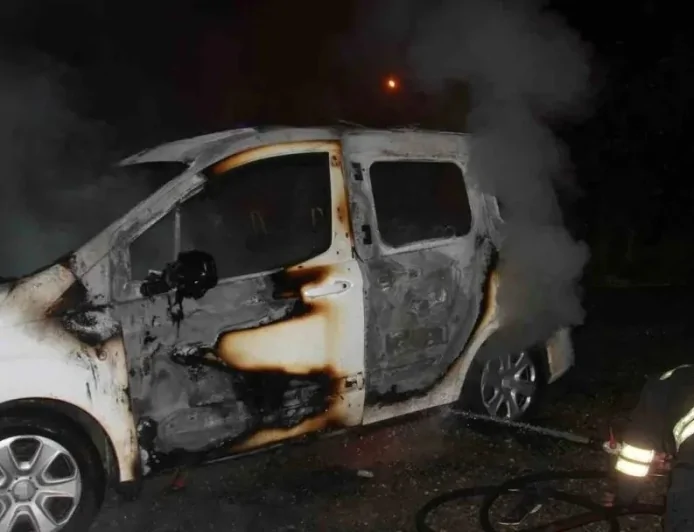 Ailesine kızıp aracını yaktı