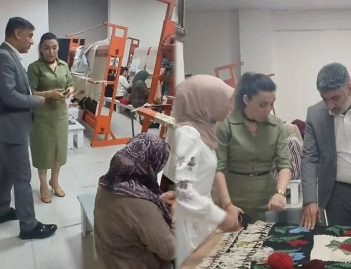 AK Parti İl Başkanı Ayaz'dan Kilim Atölyesine Anlamlı Ziyaret